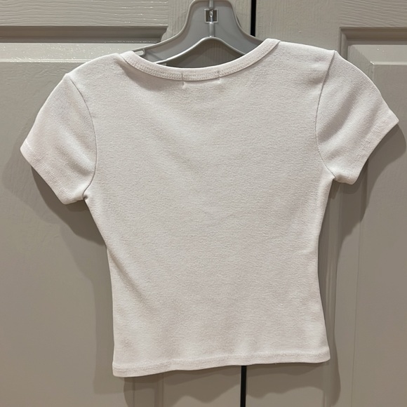 Tilly’s white butterfly fitted top - Picture 2 of 3